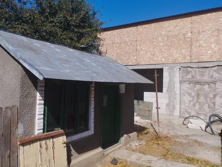 Casa 4 camere, teren 2100 mp, deschidere 18 m, Unirea