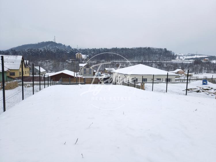 Teren intravilan 769 mp cu priveliște către munți și pădure