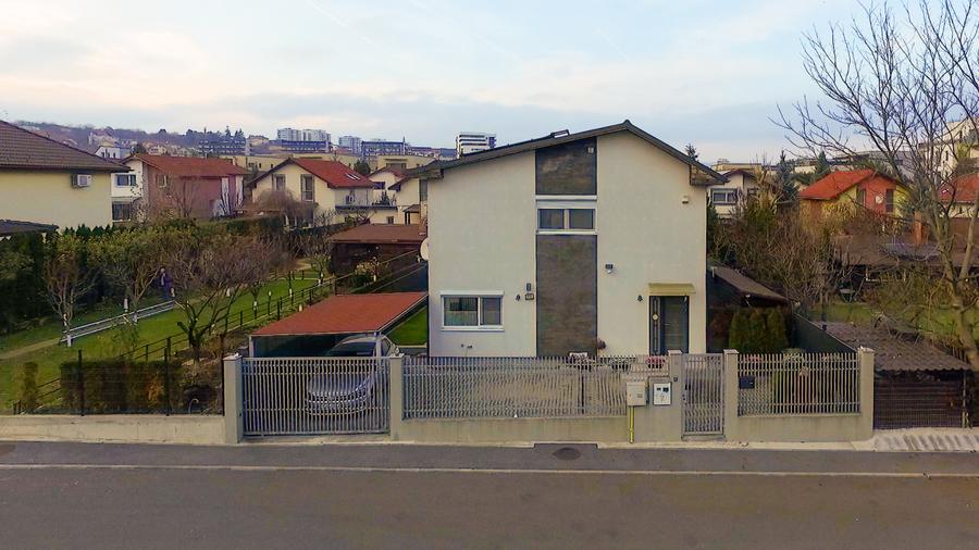 Casa individuala, cu piscina, pe strada privata, cartier Borhanci