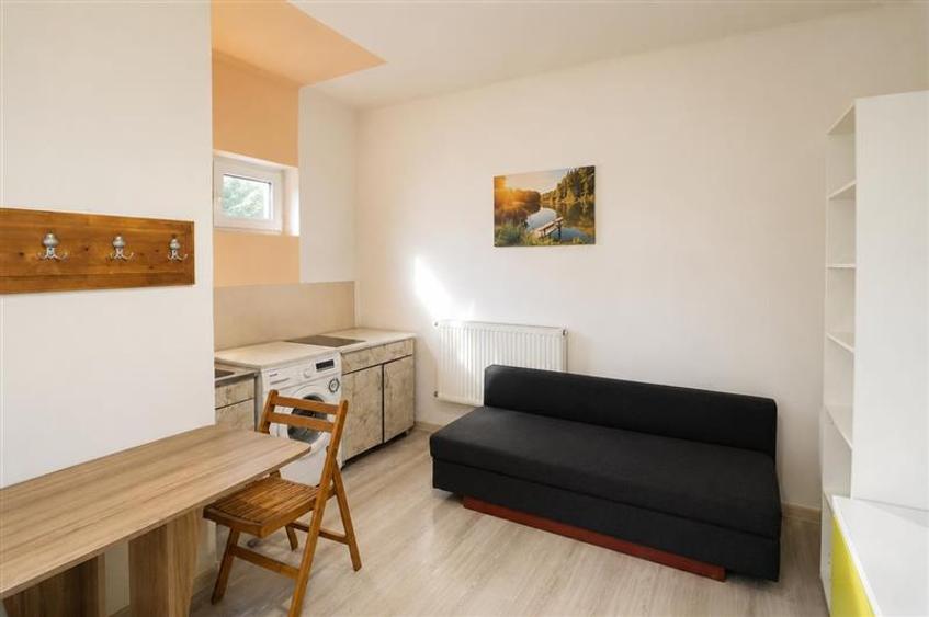 Garsoniera in vila, baie si bucatarie proprie, acces aproape independent, finisa