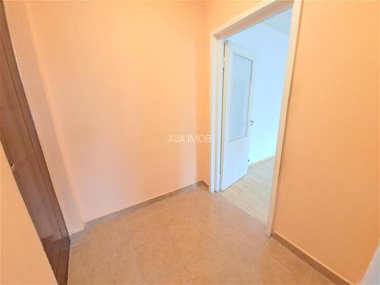 Apartament 3 camere semidecomandat, zona Milcov - 17