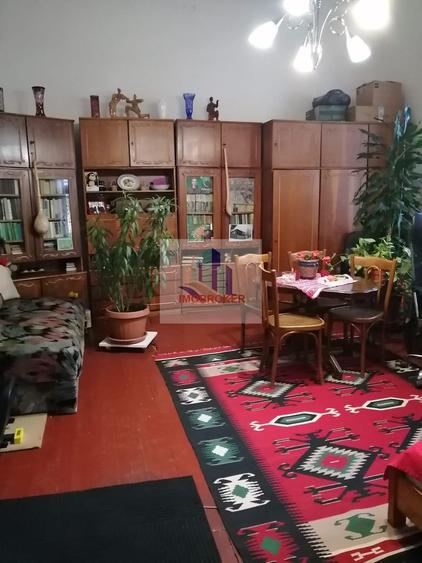 Vand casa in curte comuna in cartierul Zorilor