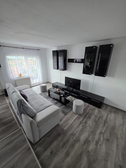 Apartament 3 camere decomandat, recent renovat – zona Vasile Aaron
