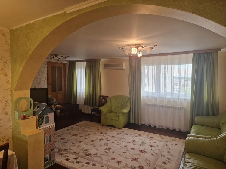 De Vanzare apartament 3 camere decomandate plus mansarda zona ultracentrala