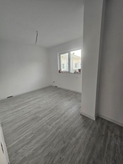 Vanzare Casa mijloc de triplex/3 camere id nr 50