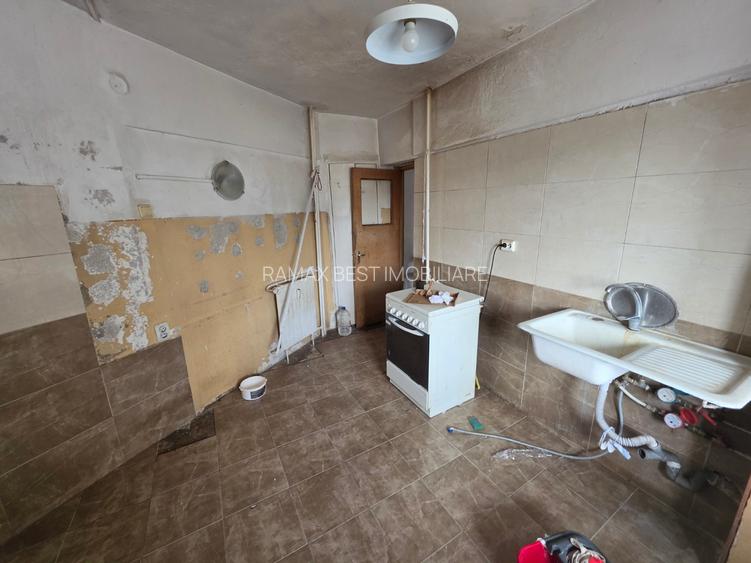 Calea Giulesti, chiar vav stadion, stradal, vedere fata, bloc 1989, 77 mp - 4