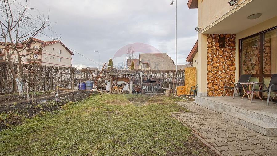 Casă / Vilă cu 4 camere de vânzare în zona Tractorul - 25