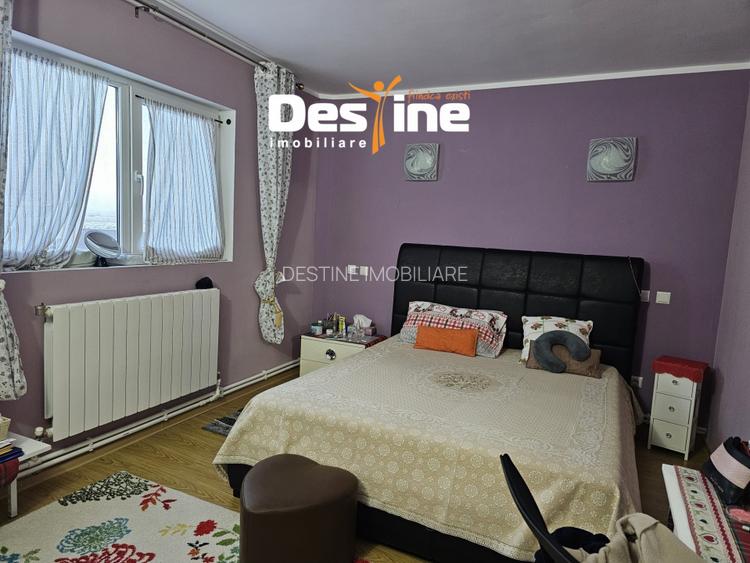 Casa cu etaj si mansarda, 7.200 mp teren, in comuna Probota  - 7