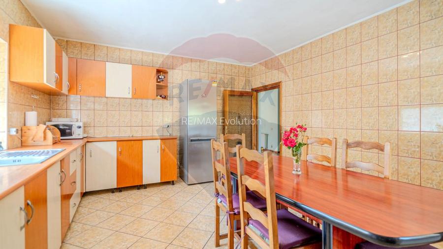 Vila rezidential/  gradina de vis/sera/ panouri/ Sanpetru! - 3