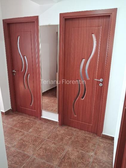 Proprietar  vând  apartament cu  3 camere decomandat în  Reșița  - 12
