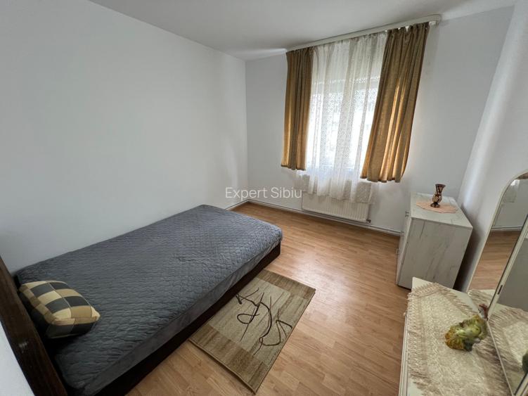 INCHIRIEZ apartament 3 camere ,zona Vasile Aaron - 5