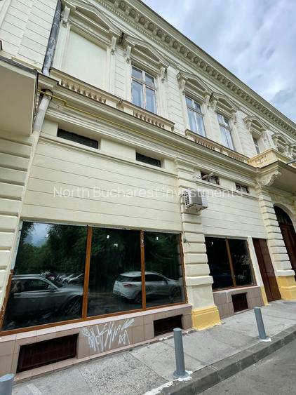 Clădire Istorică de 2400 mp la Kilometrul 0 - 3