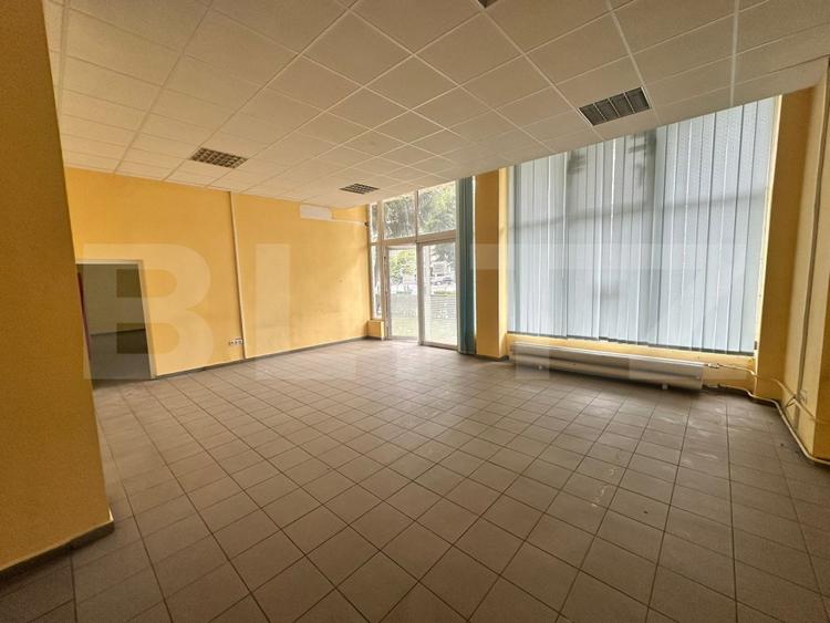 Spațiu comercial de închiriat, 120 mp, vitrină mare – zona Liceul Auto, Deva