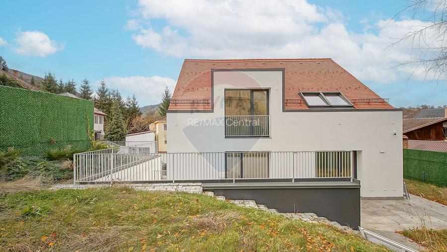 La poalele Tâmpei — vilă contemporană în Schei - 35