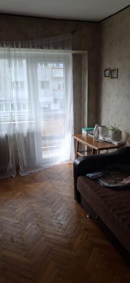 Apartament 3 camere zona centrala decomandat etajul 4/10.