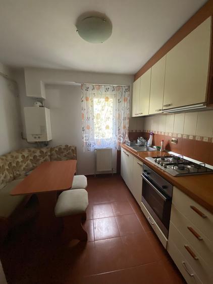 Apartament cu 2 camere, etajul 3/4, zona Podu Ros - 4