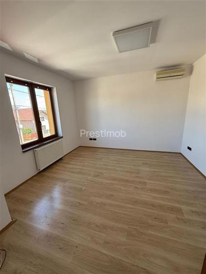 De inchiriat spatiu birouri, 10 birouri , 4 bai, garaj, 4 bai si teren 10 arii,S - 10