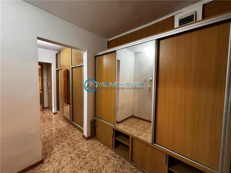 Royal Imobiliare  - Vanzare Apartament 3 camere zona 9 Mai - 13