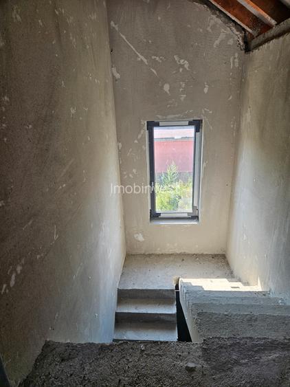 Casa duplex de vanzare,parter cu etaj,3 camere,2bai,garaj,constructie in rosu. - 3