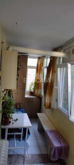 Apartament cu 3 camere decomandat, etaj 3/4, zona Cug - 3