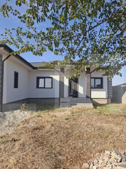 Casă spațioasă cu garaj și teren 700 mp – la roșu sau la cheie