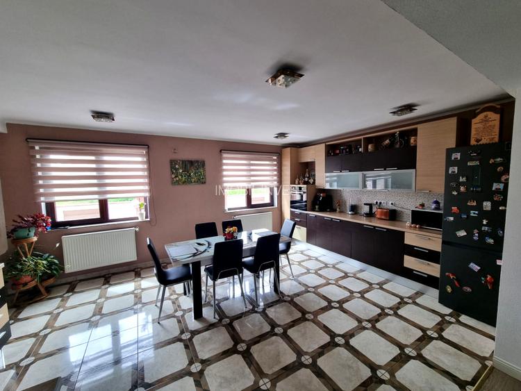 Casă individuală, 4 dormitoare, 340 mp Utili, Teren 1719 mp, garaj - 6
