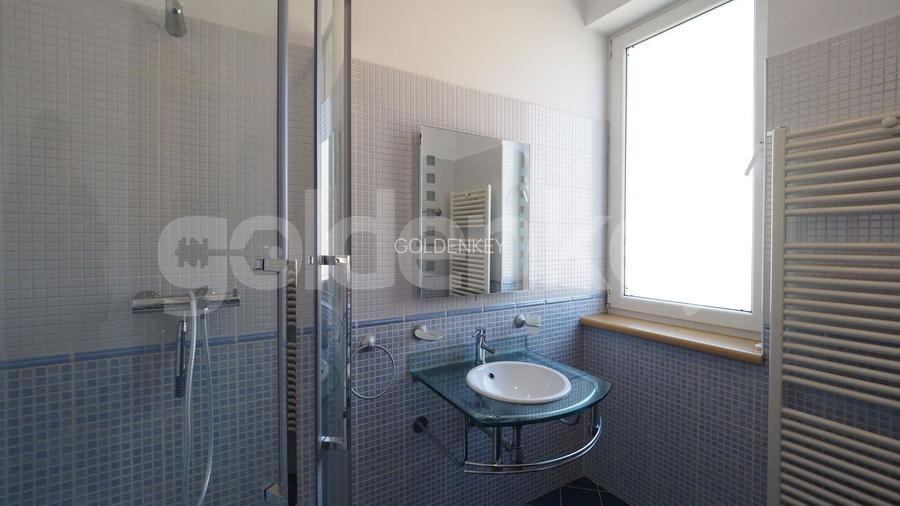 Apartament insorit cu 4 camere si terasa generoasa, 2 garaje - 12
