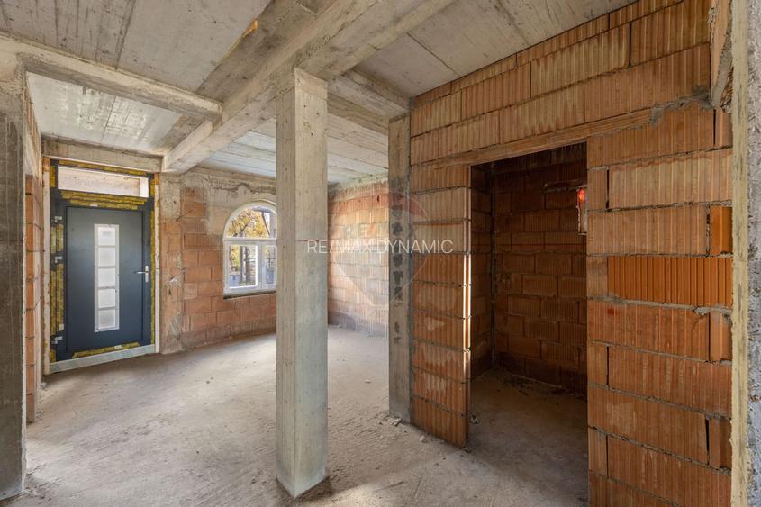 Casă la roșu cu teren generos, 500 mp, situată pe strada Ostașului - 9