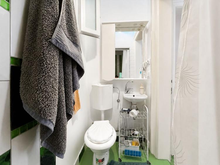 Apartament spațios cu 4 camere, 2 băi și terasă, în zona centrală