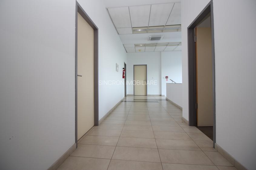 70 mp în două birouri de 36 și 34 mp, 2 parcări - 8