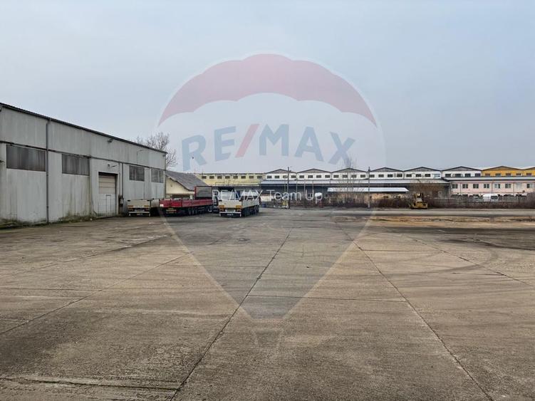 Spațiu industrial în Deva - Platformă betonată, 2 hale , linie CFR - 7