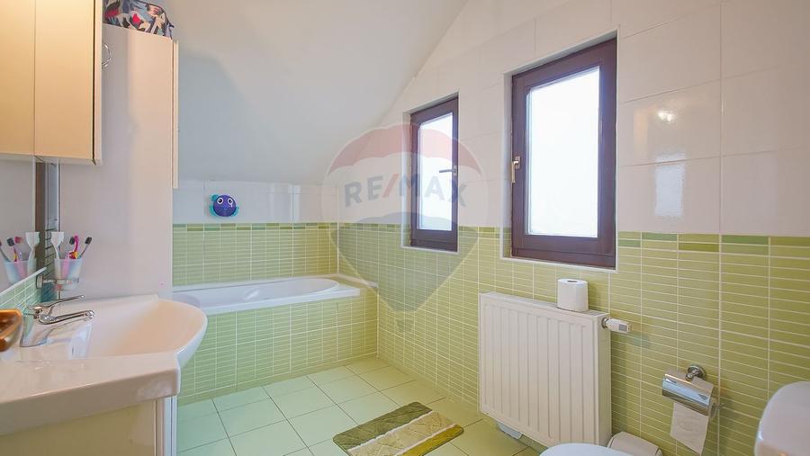 Casă / Vilă cu 4 camere de vânzare în zona Tractorul
