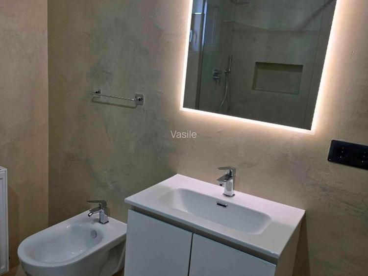 Vând apartament 3 camere, garaj - 5