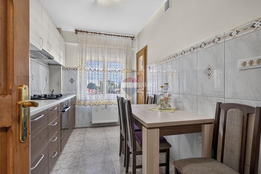 Apartament 3 camere, două băi de vânzare - Str Poetului - 10