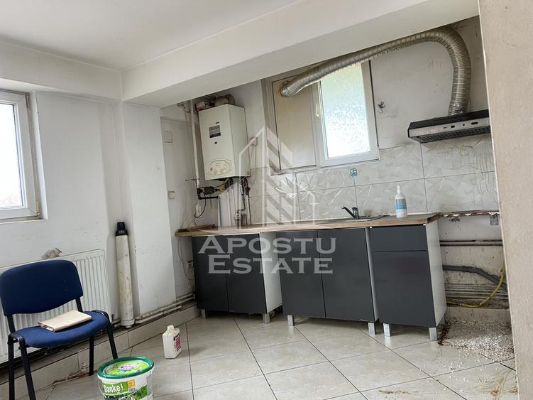 Apartament cu 3 camere, la demisol inalt , zona Steaua