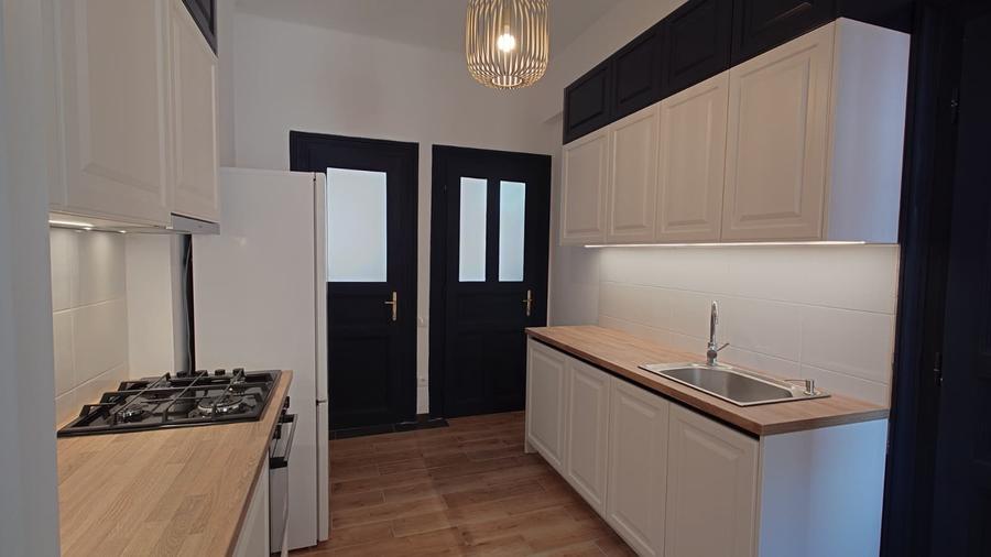 Apartament ultracentral, 80 mp utili, 3 camere, locuita sau birou!