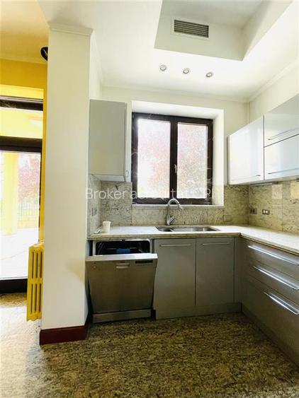 VANZARE VILA 8 CAMERE 652 mp teren zona Sisesti Sector 1 - 4