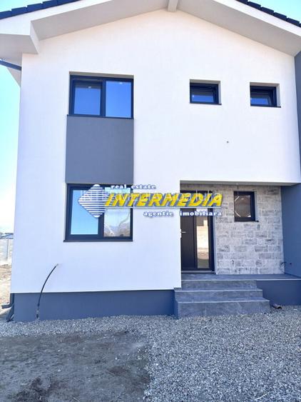 Casa noua in Cetate 4 camere teren 340 mp finisata 90 % - 3