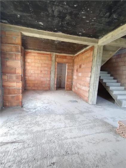 Duplex despartit prin camera tehnica - langa asfalt - compartimentare excelenta