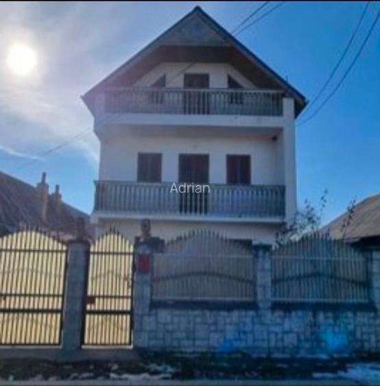 Casă mare cu 2 corpuri în Roznov | 450 mp construiți | Garaj dublu | 110.000 € - 6