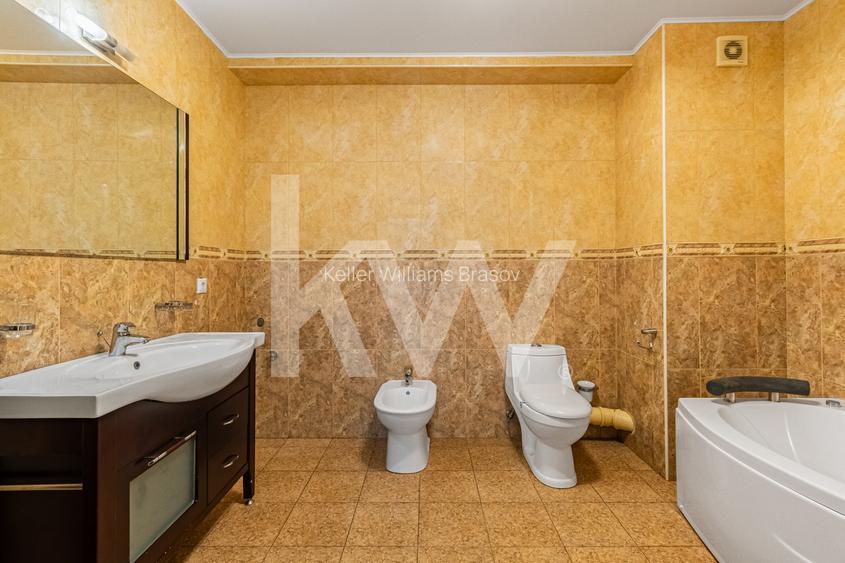 Închiriere apartament 4 camere, acces la parcare cu barieră, strada De Mijloc - 16