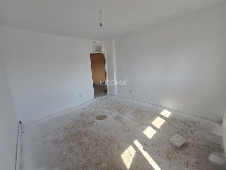 Langa Sud Plaza. Decomandat. Centrala proprie. 2 Balcoane, Debara. - 3