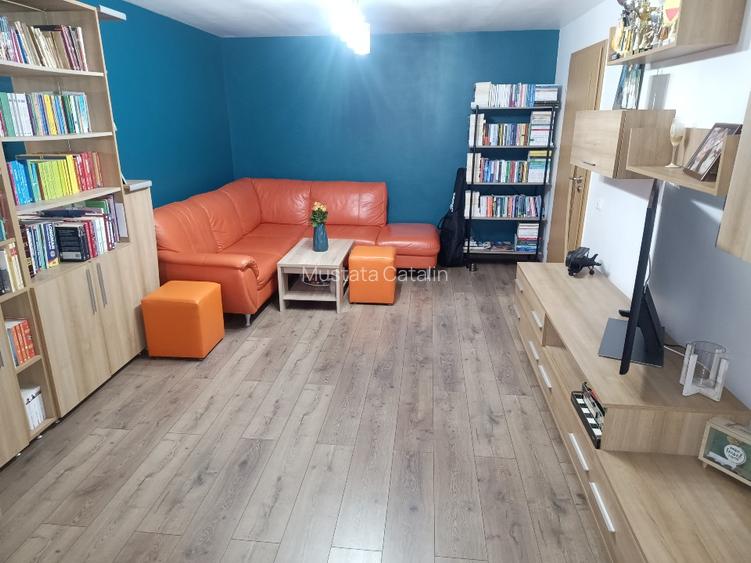 PROPRIETAR, vând apartament cu 4 camere, decomandat, et1, 2 bai, zona Lipovei  - 10