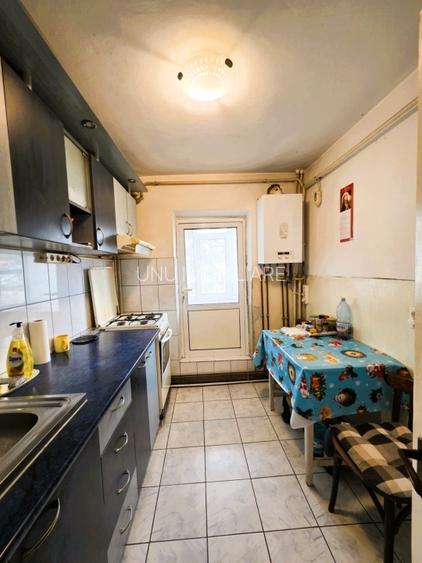 Etaj 2-Podul de Fier-Intersectie-2 Camere Decomandat-bloc 81' - 8