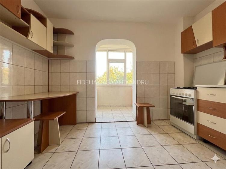 Apartament cu 3 camere decomandat, situat în cartierul Nicolina 2 - 8