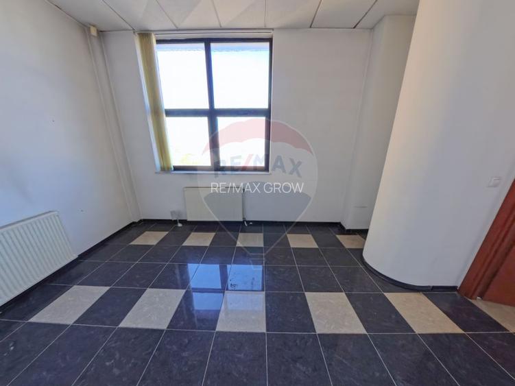 Spațiu 18 mp la etajul 5, str Piata Revolutiei - 2