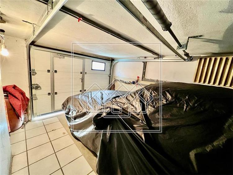 Casa de vanzare in Cisnadie - 6 camere, garaj - teren 250 mp