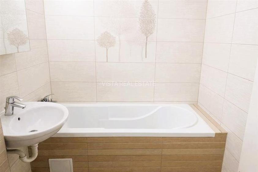 Apartament 3 camere mobilat si utilat. Parcare si boxa incluse in pret. Zona Tra - 5