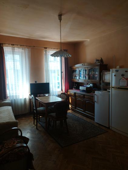 Vand casa cu 2 cam.in zona Centrala