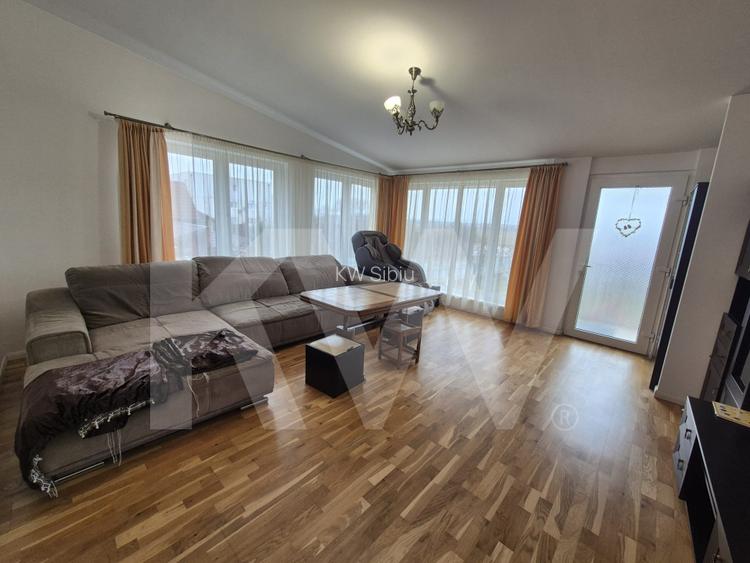 CASĂ INDIVIDUALĂ de închiriat – 330 mp, 8 camere, 5 băi, garaj dublu, grădină - 6